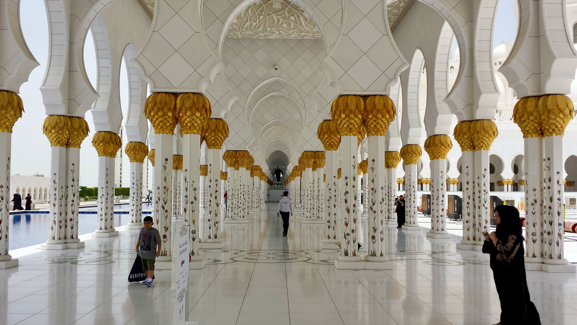 the interior of the sheikh zayed grand mosque